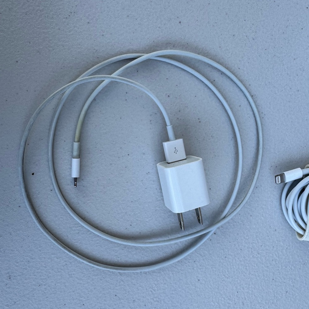 Apple White Charging Set with Cable and Adapter Lightning Cable (2/sets) - Picture 3 of 5